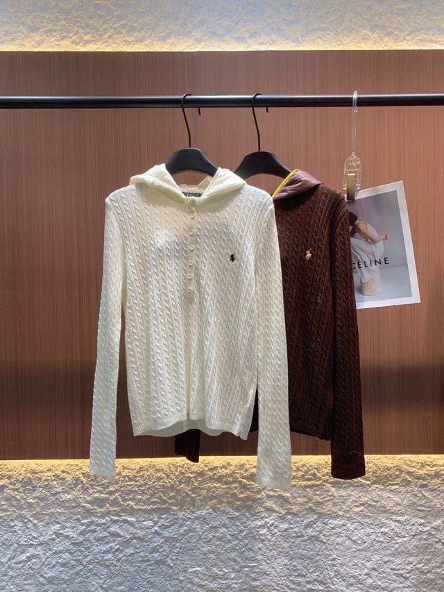 Polo 2025秋冬新款 70%羊毛混纺,麻花针织纹理细腻又保暖。米白、棕两色可选,连帽设计增添随性感,半开襟纽扣别致实用。左胸小马标刺绣彰显品牌质感,修身版 Polo 2025秋冬新款 70%羊毛混纺,麻花针织纹理细腻又保暖。米白、棕两色可选,连帽设计增添随性感,半开襟纽扣别致实用。左胸小马标刺绣彰显品牌质感,修身版