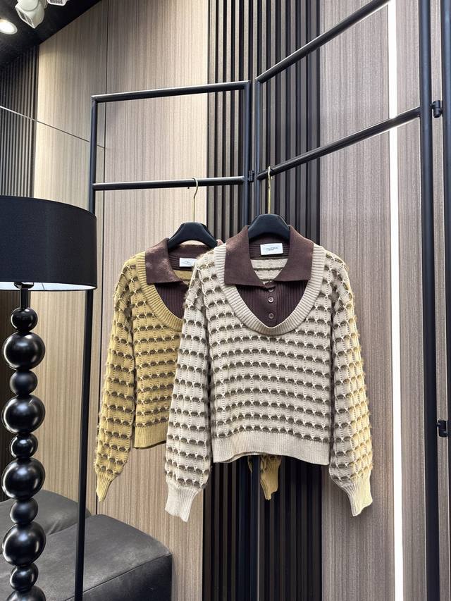 伊莎贝尔 2025秋冬新款 温暖又时髦 70%羊毛30%棉翻领拼接一字肩上衣,柔软羊毛混纺面料,亲肤不扎人。翻领与一字肩的巧妙拼接设计,营造假两件的层次感,秋冬 伊莎贝尔 2025秋冬新款 温暖又时髦 70%羊毛30%棉翻领拼接一字肩上衣,柔软羊毛混纺面料,亲肤不扎人。翻领与一字肩的巧妙拼接设计,营造假两件的层次感,秋冬