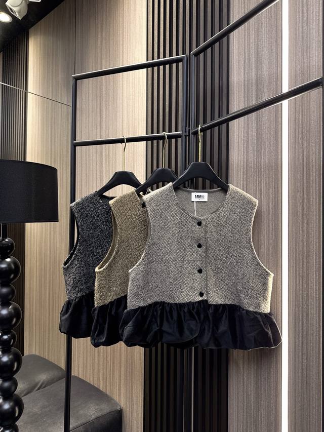 Mm6 2025秋冬新款 冬日轻盈法则 Mm6羊毛棉混纺撞色开衫马甲 30%细腻羊毛带来亲肤温暖,70%精梳长绒棉保持全日透气性 花苞下摆剪裁,以几何撞色拼接打 Mm6 2025秋冬新款 冬日轻盈法则 Mm6羊毛棉混纺撞色开衫马甲 30%细腻羊毛带来亲肤温暖,70%精梳长绒棉保持全日透气性 花苞下摆剪裁,以几何撞色拼接打