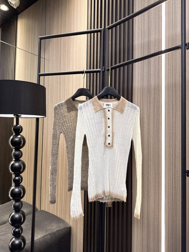 Mm6 2025秋冬新款 精选20%羊绒80%羊毛混纺面料,亲肤柔软又保暖!半开翻领设计,简约大气不失优雅,长袖剪裁修饰手臂线条。女神衣橱必备单品!两个色Sml Mm6 2025秋冬新款 精选20%羊绒80%羊毛混纺面料,亲肤柔软又保暖!半开翻领设计,简约大气不失优雅,长袖剪裁修饰手臂线条。女神衣橱必备单品!两个色Sml