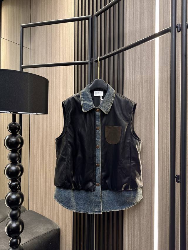 玛吉拉 2025秋冬新款 时尚前沿 玛吉拉撞色口袋设计，牛仔拼接Pu假两件马甲全新上市！精选优质面料打造立体廓形，撞色元素与层次感口袋结合提升整体造型感，前卫假