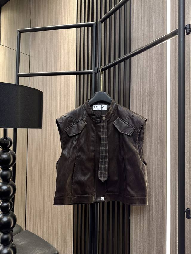Loewe 2025秋冬新款 时尚焦点 Loewe灵感设计！这款Pu袋盖点缀后背拼接格子马甲，创新可拆卸撞色领带设计，完美诠释复古与潮流的碰撞。专为追求个性穿搭