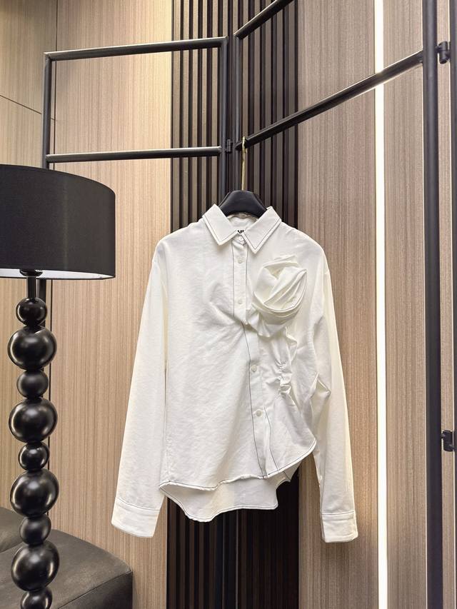 Mm6 2025秋冬新款 浪漫必备！胸前立体花朵拼接明线翻领长袖衬衫，简约不失设计感。精选优质面料，舒适亲肤，百搭款式，无论是搭配牛仔裤还是半身裙都能轻松驾驭，