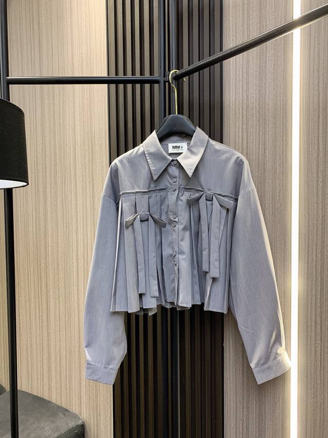 Mm6 2025年秋冬新版蝴蝶结衬衫 简约不失设计感的现代感衬衫 一件就能穿出高级感 精致的压褶工艺点缀蝴蝶结 在纯色衬衫中增添温柔浪漫 宽松的廓形设计轻松显瘦