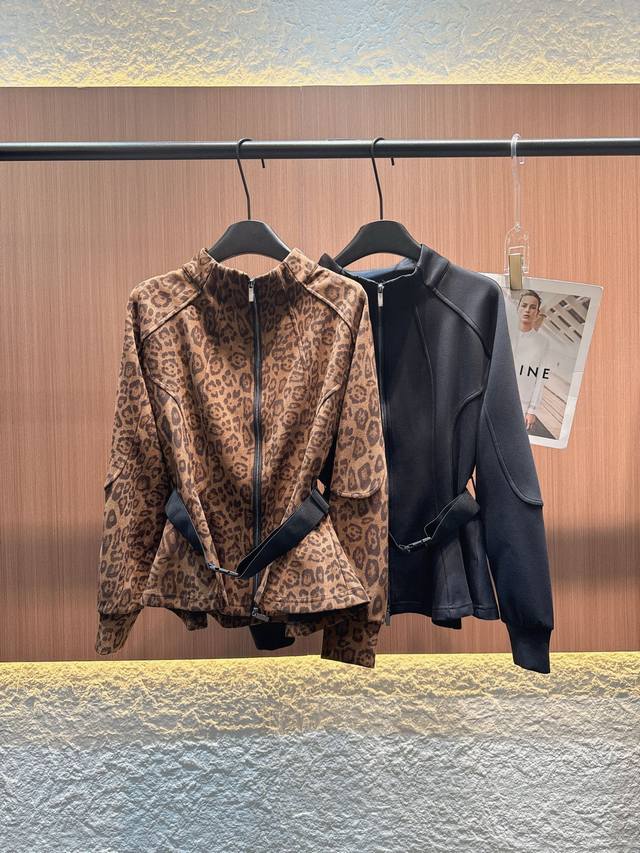 Qoy 2025秋冬新款 收腰立领拉链外套， 时尚外套，豹纹款野性吸睛，黑色款简约酷飒。立领设计利落有型，拉链开合方便随性，搭配可调节腰带，轻松收出小蛮腰，凸显