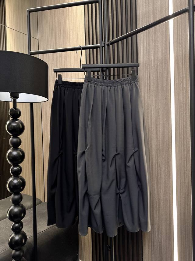 Enfold 2025秋冬新款 松紧腰复古褶皱中长半裙，采用高弹力松紧腰带设计，完美贴合各种腰围。优雅的褶皱细节，轻松修饰臀腿线条。中长款剪裁复古感十足，选用优