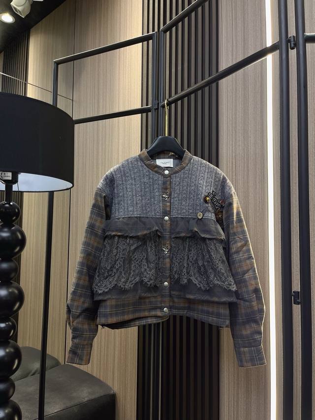 伊莎贝尔 温暖与温柔并存！这款30%羊毛70%棉的蕾丝花边拼接格子和尚领外套，完美诠释中低端女装的时尚态度。精致蕾丝点缀，复古格子纹理，宽松舒适的和尚领设计，既