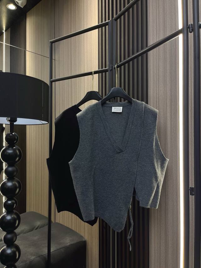 玛吉拉 舒适与时尚并存 新款秋冬马甲来袭！精选70%羊毛30%棉混纺面料，柔软亲肤又保暖。独特侧边拉链设计，搭配不规则下摆剪裁，尽显个性时尚。V领版型修饰颈部线