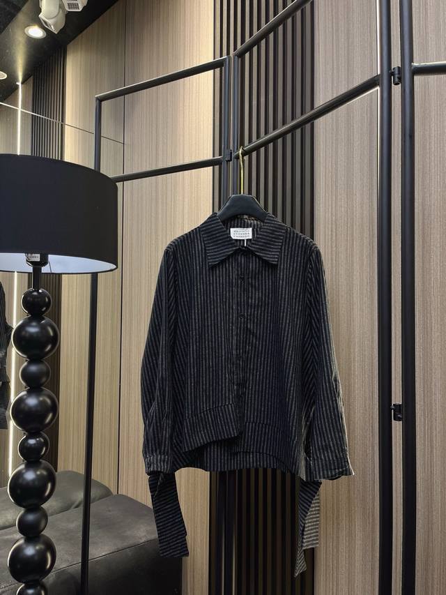 玛吉拉 新品上市 玛吉拉精选20%羊毛80%棉混纺衬衫，柔软亲肤又保暖！ 不规则下摆设计感十足，翻领版型修饰颈部线条，竖条纹元素视觉显瘦 百搭通勤款，职场休闲两