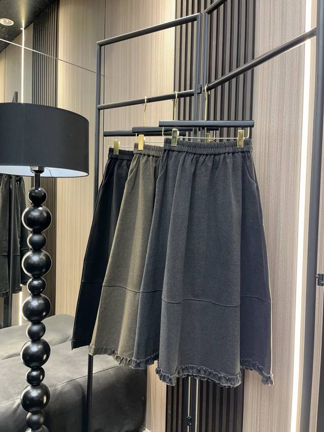 Mm6 Mm6新款来袭 木耳花边下摆松紧腰半裙，甜美与个性完美碰撞！轻盈飘逸的木耳花边设计，尽显女性柔美气质；松紧腰身舒适不勒，适合各种身材。无论是搭配简约T恤