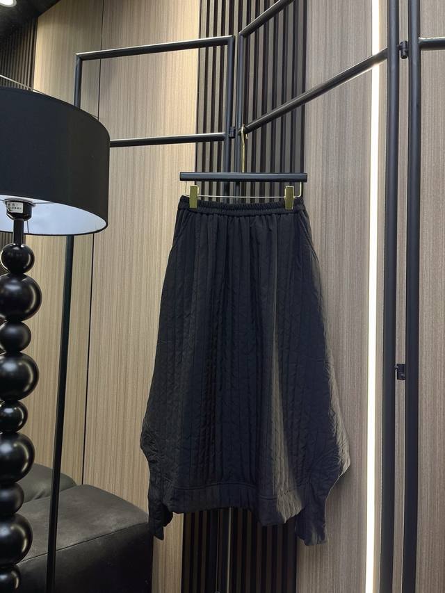 Enfold 新款上市！不规则下摆松紧腰A字半裙，时尚百搭，轻松穿出优雅气质。松紧腰设计，舒适不勒肉，适合各种身材。不规则下摆增添独特魅力，搭配简单上衣即可展现