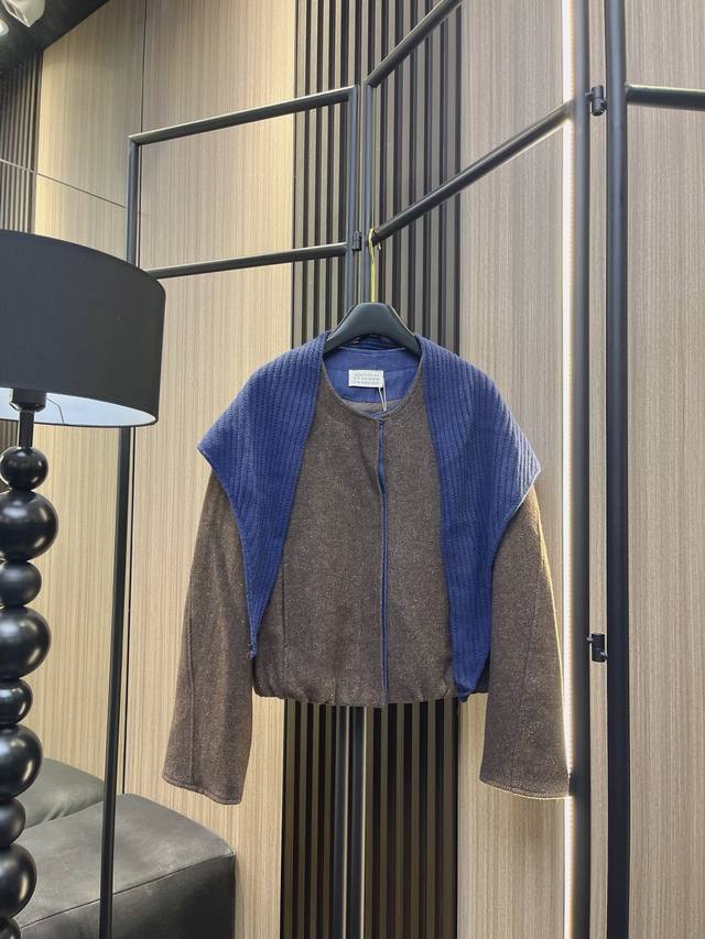 玛吉拉 羊毛柔软蓬松的大三角撞色披巾圆领外套两件套上新！精选优质羊毛混纺面料，亲肤保暖不扎人。撞色拼接设计打破沉闷，披巾可拆卸随心切换风格，轻松搭配各类下装。秋