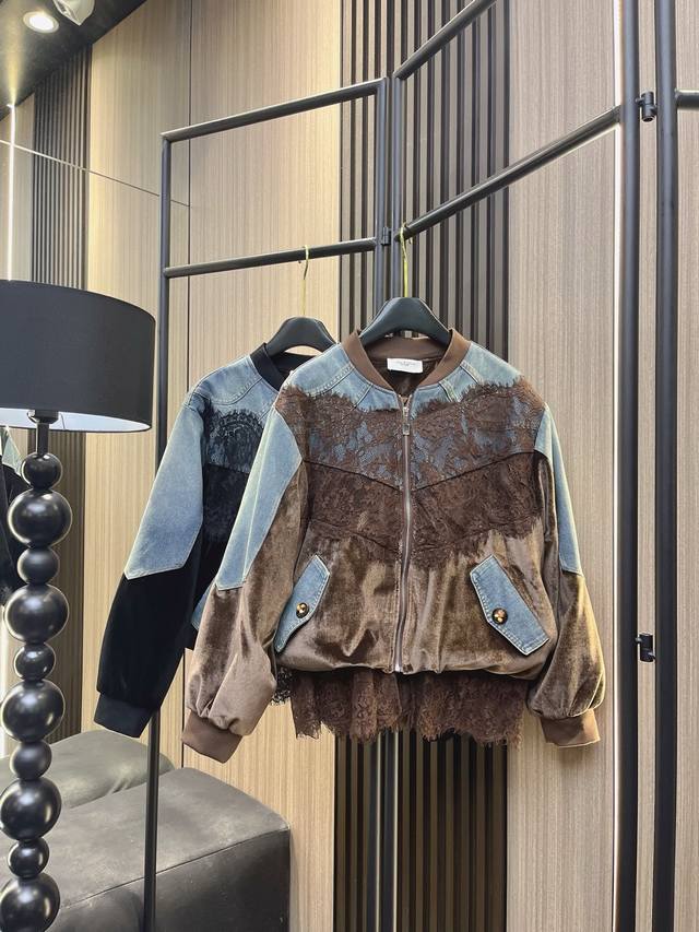 伊莎贝尔 时尚新风尚！蕾丝花边拼接牛仔和尚领外套惊艳登场~ 气质与个性的完美碰撞，柔美蕾丝邂逅硬朗牛仔，演绎今季最In混搭风格。工装风和尚领设计精致蕾丝拼接，打