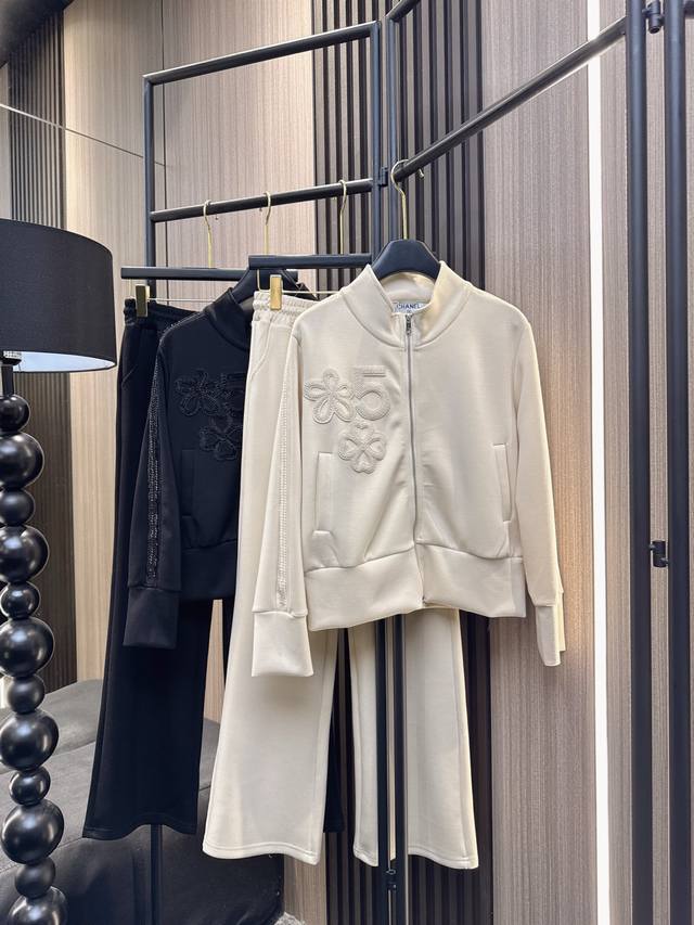 小香香 2025秋冬新款套装 小香风串珠花朵套装 精致立领长袖上衣配松紧腰抽绳长裤 胸前手工串珠花朵点缀 细节满分 舒适宽松版型 藏肉显瘦 超值套装价！轻松穿出