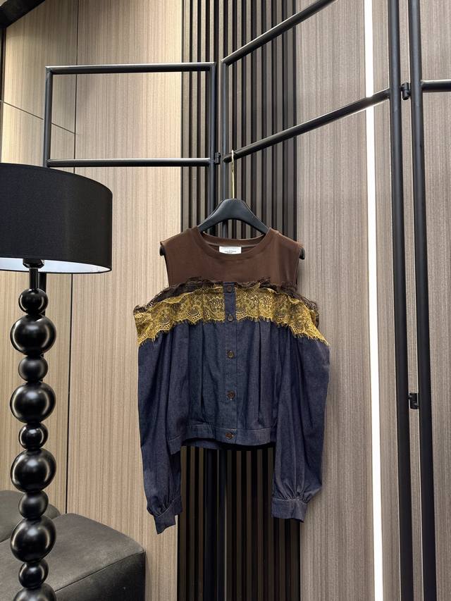 伊莎贝尔 2025秋冬新款 酷感与甜美碰撞！这款撞色蕾丝拼接牛仔漏肩长袖上衣，将硬朗牛仔与柔美蕾丝巧妙结合，露肩设计展现小性感。精选舒适面料，日常穿搭吸睛必备，