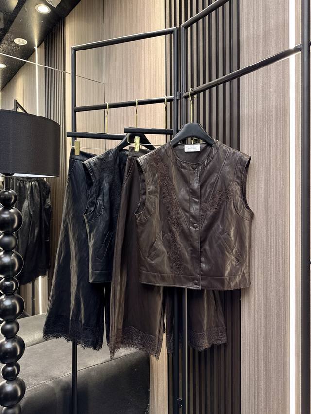 伊莎贝尔 2025秋冬新款 Pu皮蕾丝拼接马甲七分裤套装，时尚与舒适的完美结合！精选优质Pu皮面料，搭配精致蕾丝拼接设计，展现女性优雅魅力与率性风格。轻松打造都