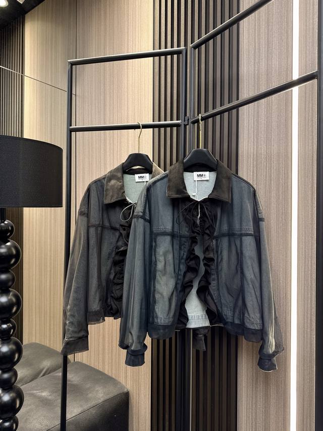 Mm6 2025秋冬新款 潮流女生必备！Mm6木耳花边拼接网纱牛仔外套，展现率性甜美双重魅力。独特木耳花边设计增添柔美气质，网纱拼接带来若隐若现的小性感，牛仔面