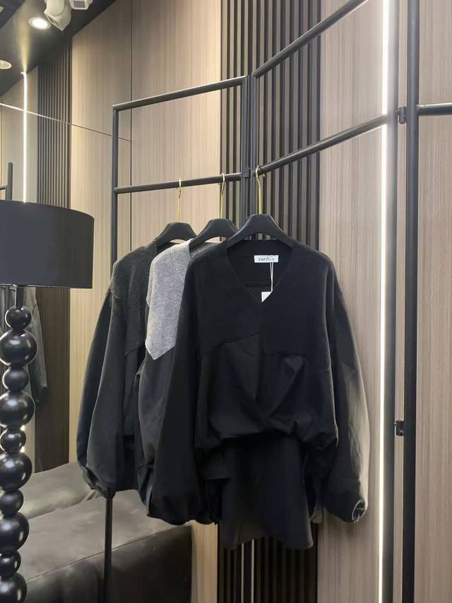 Enfold 2025秋冬新品上新啦 30%羊毛70%棉 V领撞色拼接上衣 前短后长设计拉长身材比例，舒适面料四季百搭！身上显瘦时尚 三个色Sml