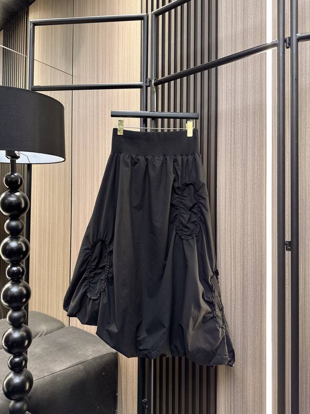 Enfold 2025秋冬新款 不规则剪裁花苞裙摆，配合高弹力松紧腰头设计，轻松勾勒女性柔美曲线。行走间裙摆自然蓬松，藏肉显瘦两相宜，打造不费力的时髦感！图片色