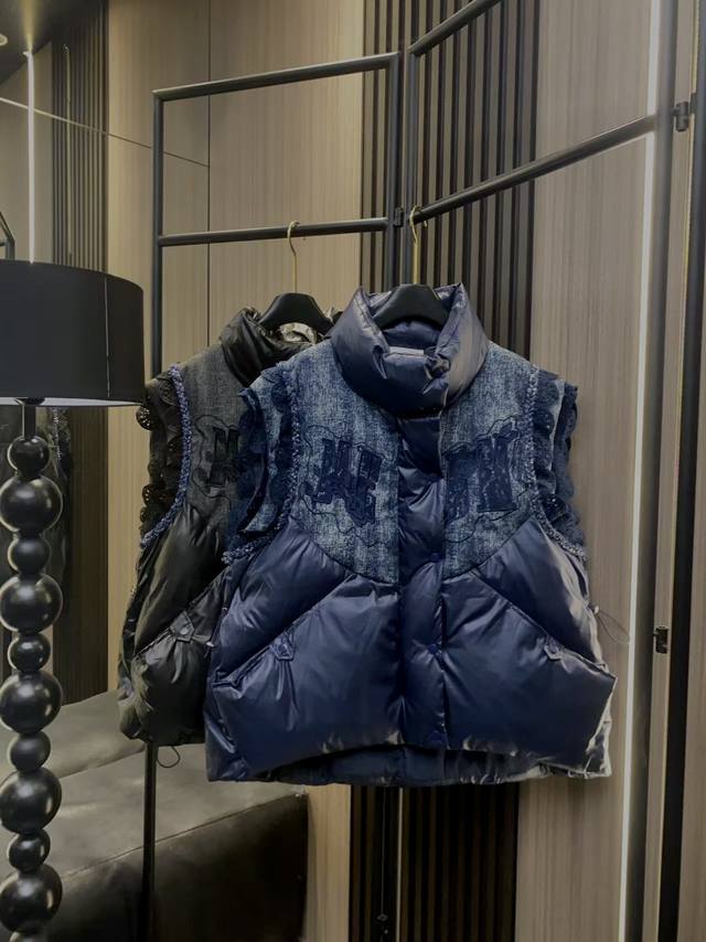 伊莎贝尔 90%羽绒填充牛仔拼接立领花边马甲，保暖与时尚兼具！ 精选优质面料，匠心工艺打造，修身剪裁展现优雅身姿。冬日里的温暖守护者，舒适轻盈不臃肿，让你美丽不