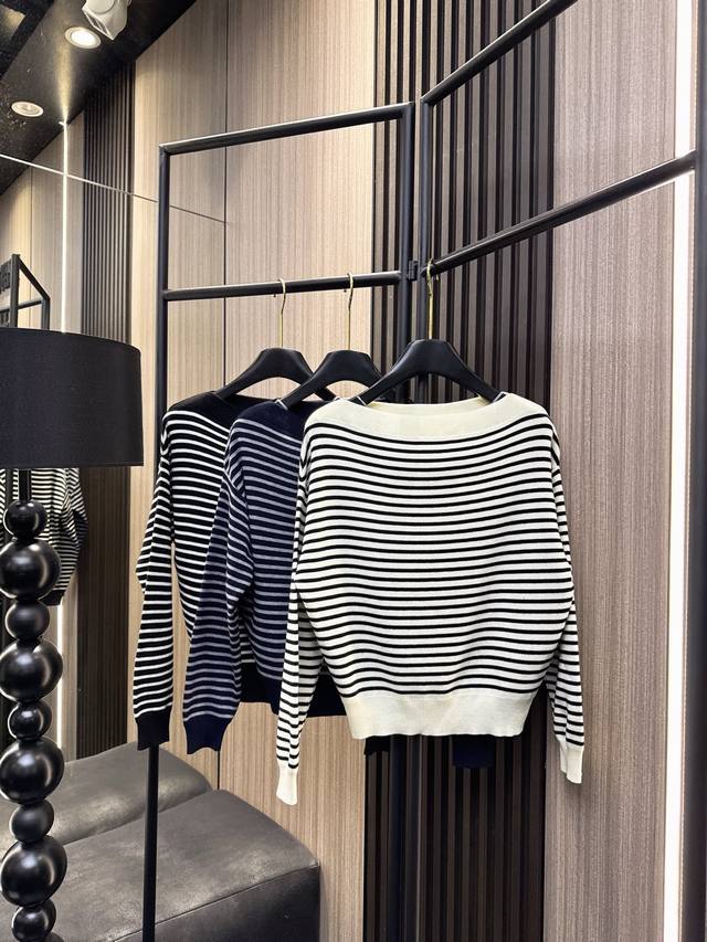 玛吉拉 2025秋冬新款 秋冬必备！70%羊毛30%棉一字肩横条纹打底衫 亲肤保暖不扎人，中高领一字肩设计显瘦又百搭，自带高级感~ 三个色Sml