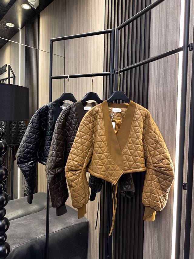 玛吉拉 2025秋冬新款 蛋白皮三角格纹外套来袭！溜肩褶皱设计长袖剪影，颠覆传统女装刻板印象～软糯蛋白皮质不闷汗，立体褶皱藏肉显瘦，这个秋天做慵懒又高级的格子女