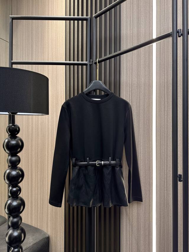 玛吉拉 2025秋冬新款 时尚单品 Pu开叉上衣# 新季爆款来袭！ 精选质感Pu面料拼接设计，下摆开叉，走路自带气场，可调节腰带收腰显瘦，圆领长袖百搭实穿。图片