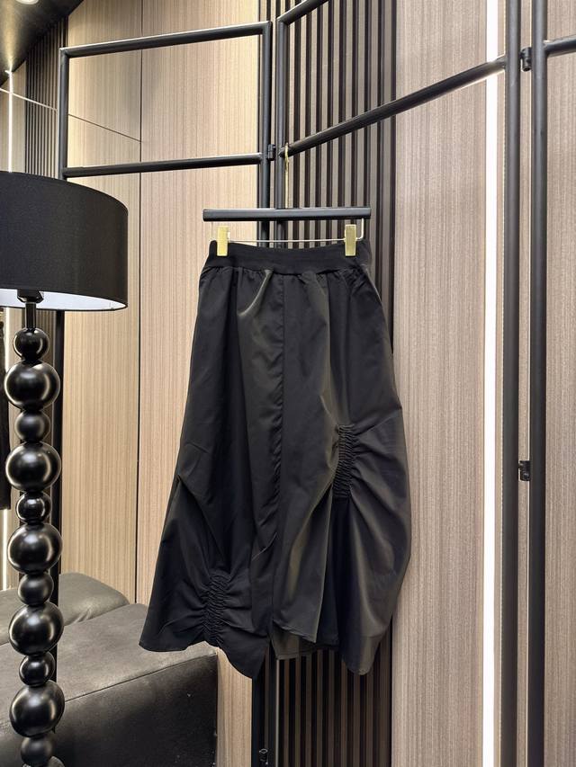 Loewe 2025秋冬新款 Loewe风格灵感！这款不规则褶皱松紧腰半裙呈现高端设计感。宽松的松紧腰头舒适包容各种身形，不对称褶皱剪裁赋予每条裙子独特流动美感