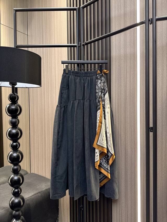 Qoy 2025秋冬新款 柔软丝巾与褶皱拼接设计相遇，打造松紧腰A字半裙的慵懒浪漫。精选优质面料，松紧腰头舒适包容各种身材。无论是搭配简约T恤还是优雅衬衫，都能