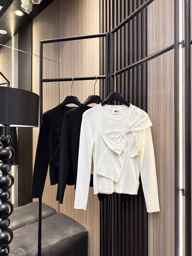 Mm6 2025秋冬新款 精选30%羊毛70%棉混纺面料，柔软舒适又保暖～立体大蝴蝶结设计俏皮吸睛，宽松圆领套头版型百搭不挑人！小仙女秋冬必备单品，三个色Sml