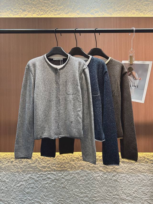 Acne 2025秋冬新款羊毛领口拼接假两件开衫 精选羊毛混纺面料，触感柔软且保暖性佳。深灰蓝杂色纹理，自带复古腔调。圆领撞色设计，单排扣开合简约利落，单侧明线