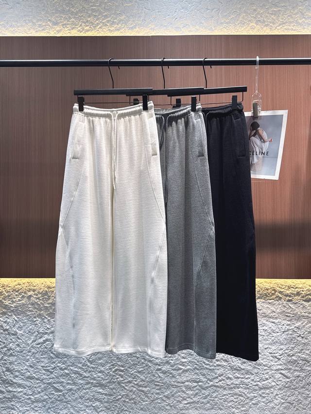 Alo 2025秋冬新款松紧腰休闲裤 甄选亲肤棉料，触感柔软细腻，如云朵包裹身心。高腰抽绳设计，自在调节不束缚。阔腿版型随性垂坠，行走间尽展慵懒腔调。立体口袋兼