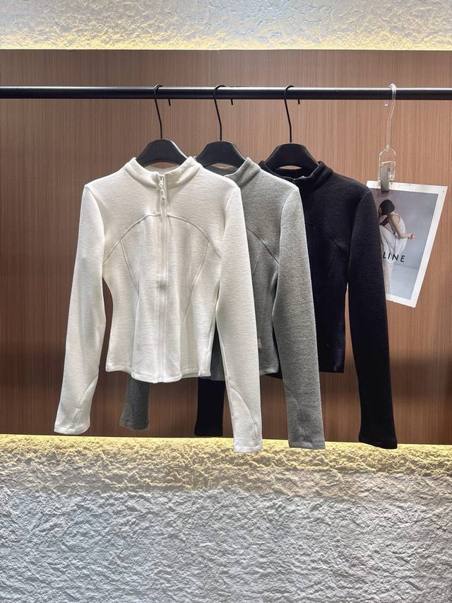 Alo 2025秋冬新款灰色立领拉链外套 小羊绒以优质棉面料打造，亲肤舒适且兼具质感。修身剪裁勾勒身形，精致缝线设计增添细节感，拉链开合便捷实用。长袖版型适配多