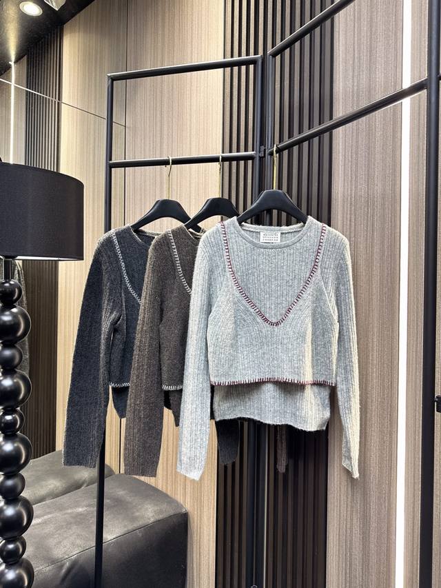 玛吉拉 2025秋冬新款 羊驼绒两件套，温柔与时尚的完美碰撞！精选优质羊驼绒面料，柔软亲肤不扎肉。外搭圆领长袖上衣，立体明线设计显质感；内配同色系吊带，层次感穿