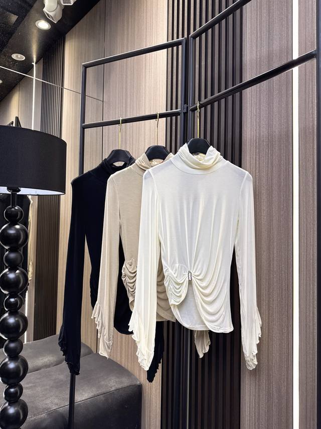 Loewe 2025秋冬新款 质感升级｜天丝羊毛打底衫重磅上新！ 亲肤软糯不扎人 立体堆堆领设计，轻松修饰颈部线条 匠心褶皱下摆喇叭袖口，细节处尽显法式慵懒 百