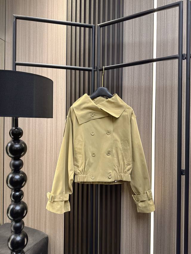 Acne 2025秋冬新款 时髦精必入！Acne大翻领双排扣夹克外套，轻松穿出高级感。精选优质面料，版型挺括有型，大翻领设计修饰脸型，双排扣细节增添复古韵味。百