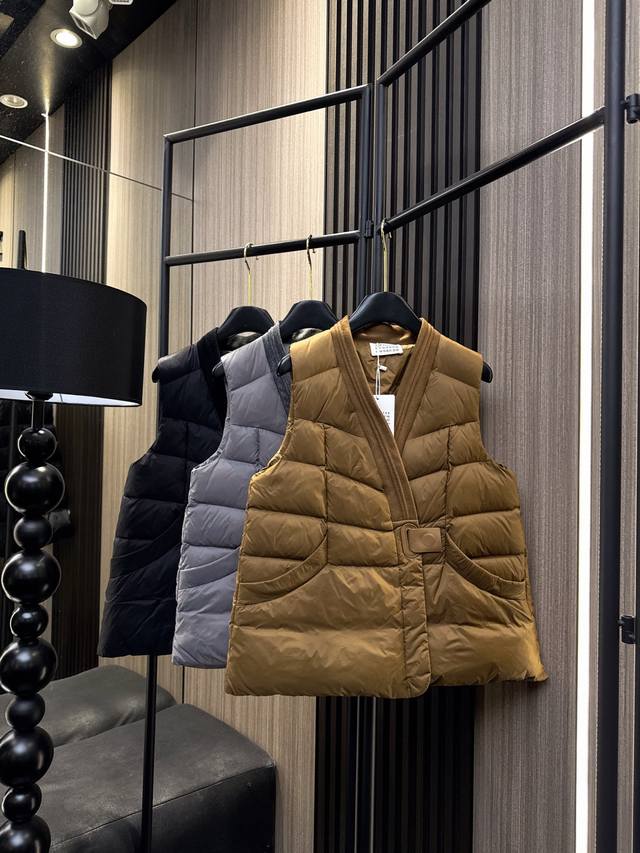 玛吉拉 2025秋冬新款 玛吉拉90羽绒V领马甲 温暖与时尚并存！精选90绒优质填充，轻盈保暖不臃肿。独特斜边V领设计，拉长颈部线条更显气质，搭配衬衫 毛衣都超