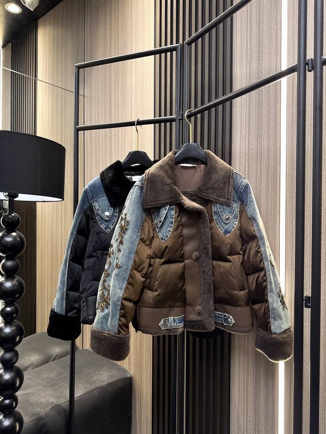 伊莎贝尔 2025秋冬新款 90%白鸭绒羽绒服重磅来袭！牛仔面料上精美刺绣点缀，率性中透着精致；前卫的缎面拼接设计，打破冬日沉闷；毛绒大翻领更添温暖奢华感。百搭
