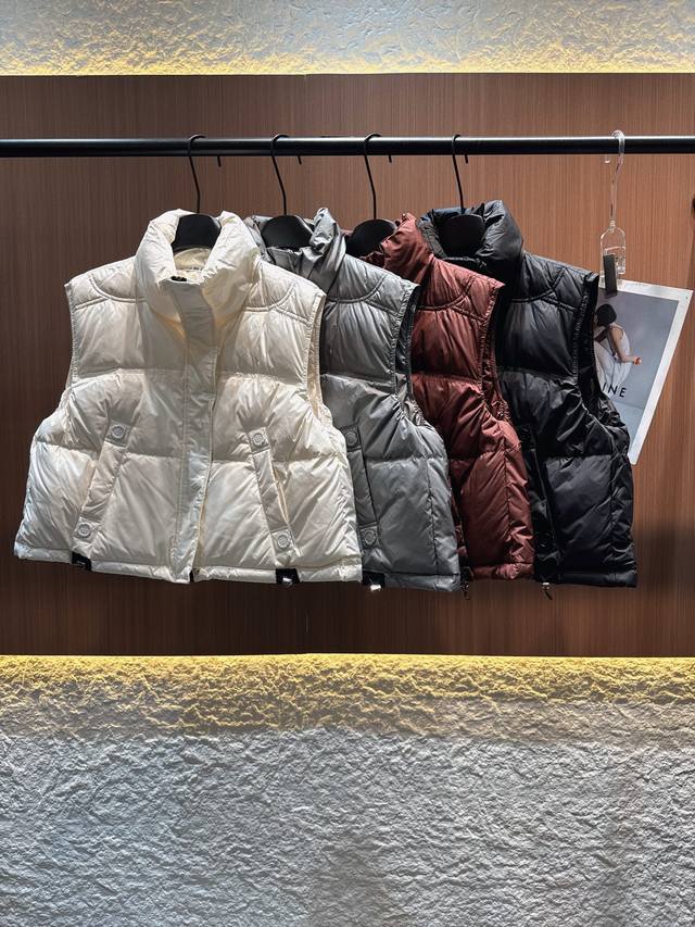 Acne 2025秋冬新款90羽绒立领下摆抽绳马甲。填充90%高蓬松羽绒，保暖力Max。立领设计利落有型，短款版型拉高腰线，百搭不挑人。立体绗缝工艺，让羽绒分布