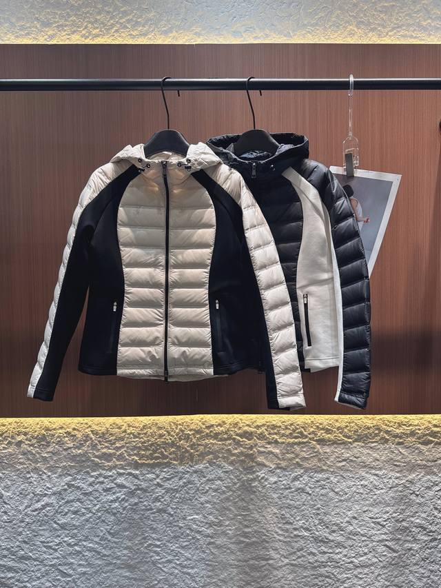 Alo 2025秋冬新款90绒撞色连帽羽绒服，填充90%优质羽绒轻盈保暖无负担。黑白撞色设计极具辨识度，连帽造型增添休闲感，拉链开合利落便捷。绗缝工艺让羽绒分布