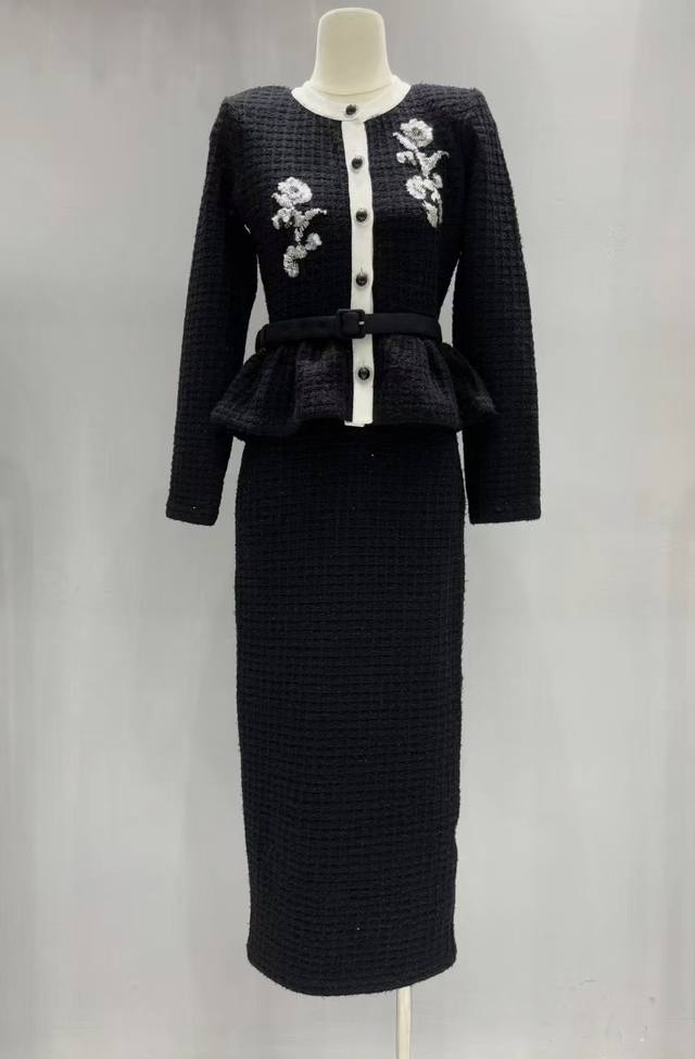 2025秋冬新款 经典黑色千金风亮片刺绣针织连衣裙 Size: Sml