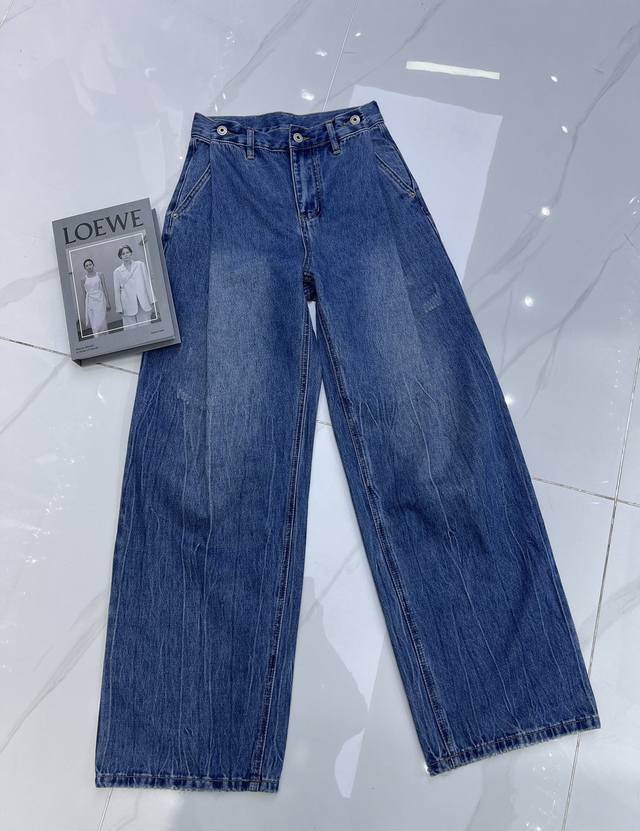 细节实拍 Lowe*三扣打皱男友裤 男友裤型早秋必备街头感和不羁的气息，裤子的版型也是超级棒，定制原标五金Logo ，磨破细节必不可少的流行元素之一，高腰的设计