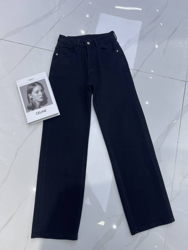 细节实拍 Chane 皮口袋直筒裤 直筒修垮高弹超显瘦版型 舒适有型 采用锁边工艺防止牛仔布边缘脱落 车缝细节处加以明线处理 后双口袋定制皮Logo口袋 定制五