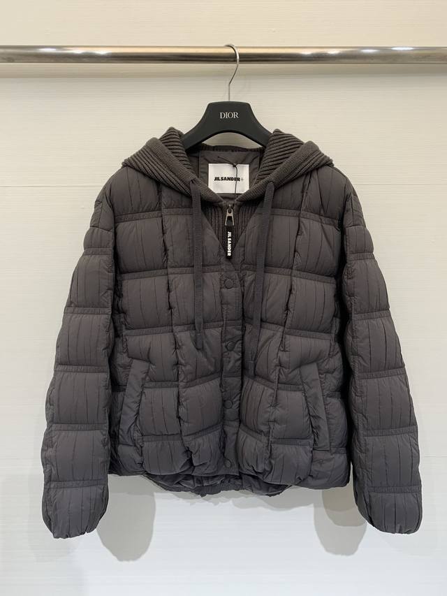 Jilsander 25秋冬新款 极简格子假两件连帽羽绒服 Logo链绳点缀，外层轻薄防风，内里填充白鹅绒，假两件设计 羽绒拼接针织工艺 ，保暖力满分，短款剪裁