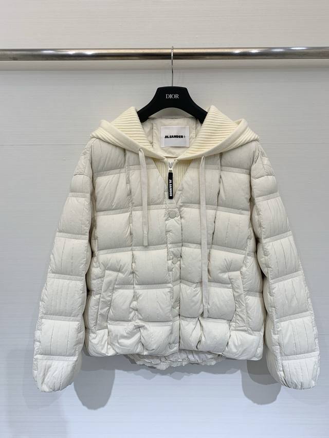 Jilsander 25秋冬新款 极简格子假两件连帽羽绒服 Logo链绳点缀，外层轻薄防风，内里填充白鹅绒，假两件设计 羽绒拼接针织工艺 ，保暖力满分，短款剪裁