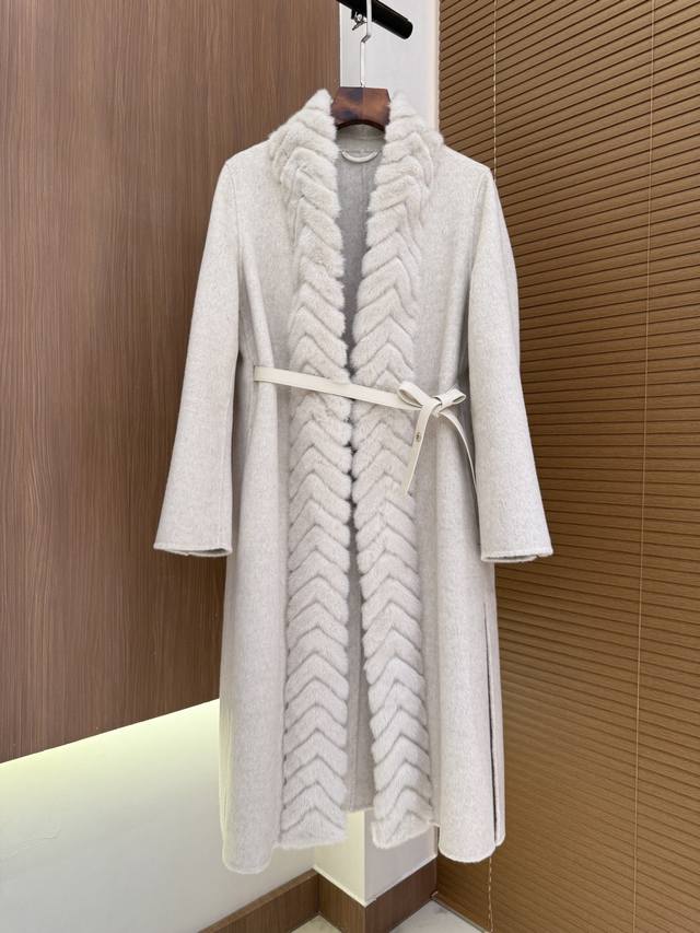 L 返场爆款100%羊绒大衣 今年终于定制出来专柜限定色 Ab面焦糖色 区别于往年沉闷的黑白灰 终于又找到一个亮眼的秋冬色 门襟采用重工水貂裘皮工艺拼接 手感是