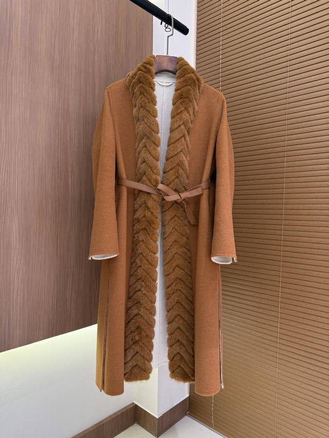 L 返场爆款100%羊绒大衣 今年终于定制出来专柜限定色 Ab面焦糖色 区别于往年沉闷的黑白灰 终于又找到一个亮眼的秋冬色 门襟采用重工水貂裘皮工艺拼接 手感是