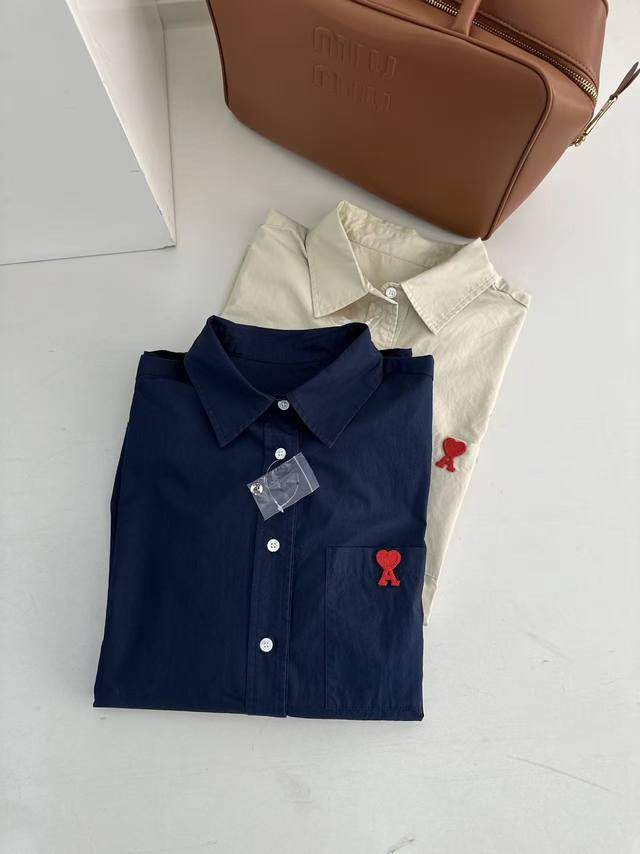 Ami 25秋冬新款 爱心衬衣 经典的款式和舒适的面料 为您的衣橱增添一抹亮色 深蓝色的衬衫 沉稳而专业 适合商务场合 是百搭的选择 两色Sml