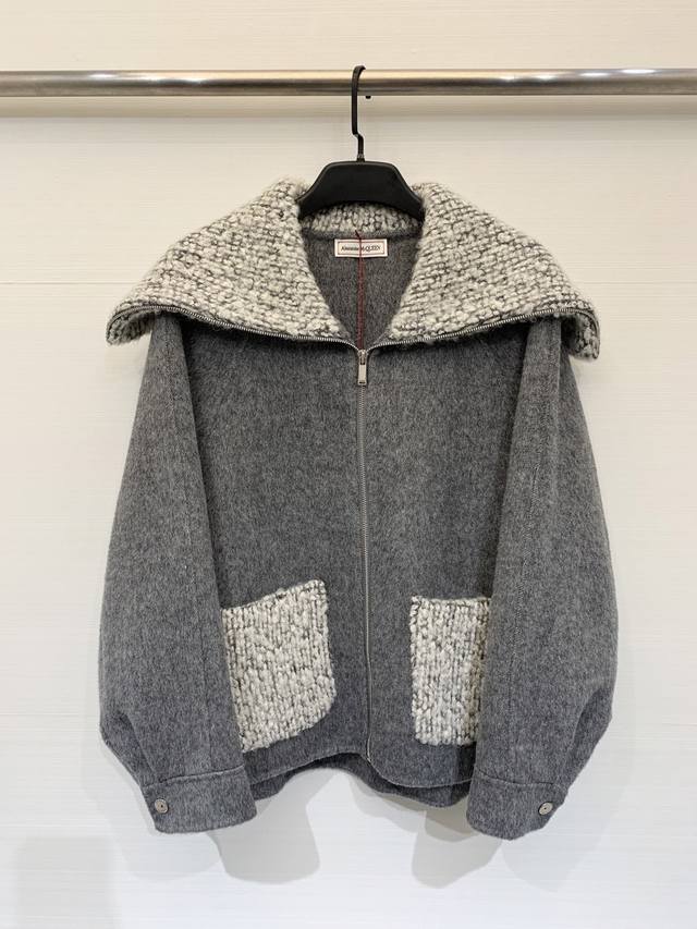 Alexander Mcqueen 25秋冬新品 大翻毛领双面羊毛外套 整件轻盈保暖 撞色大翻毛领毛绒双口袋设计 穿出大女主的甜美大气 常规宽松版型 秋冬百搭好