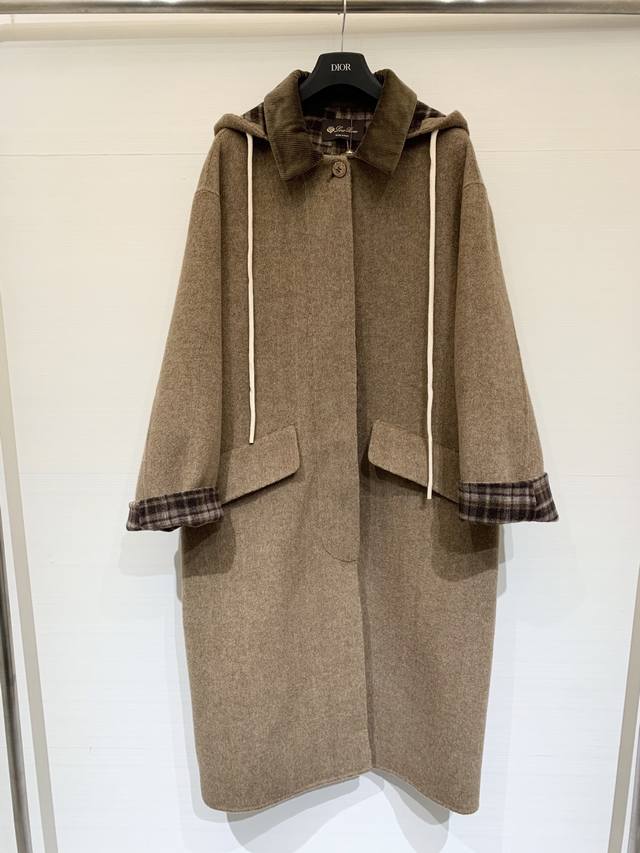 L 老钱风穿搭 高级长款双面羊绒翻领连帽大衣 定制进口10%羊绒90%羊毛面料 长款茧型翻领剪裁 内里格纹设计增添复古气息 简约剪裁更突出面料高级质感 穿出韩式